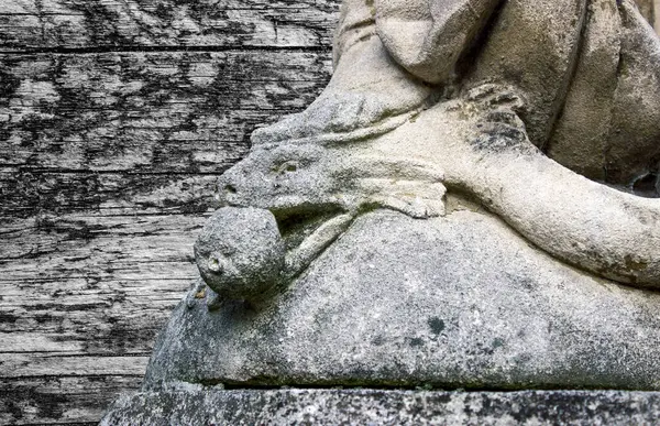 Yılan bir kadının bacağı tarafından ezildi. İncil 'deki Bakire Meryem ve Şeytan' ın hikayesi.