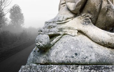 Yılan bir kadının bacağı tarafından ezildi. İncil 'deki Bakire Meryem ve Şeytan' ın hikayesi.