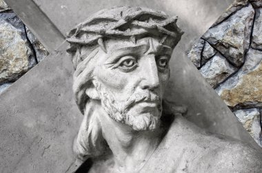 Yüce İsa çarmıhın altında. Tanrının ıstırabı ve ölümü