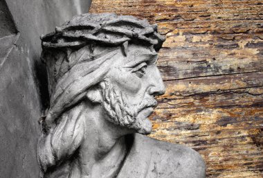 Yüce İsa çarmıhın altında. Tanrının ıstırabı ve ölümü