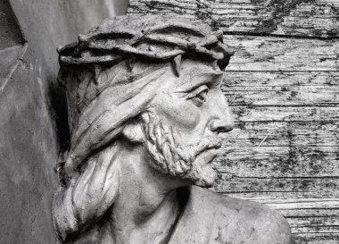 Yüce İsa çarmıhın altında. Tanrının ıstırabı ve ölümü