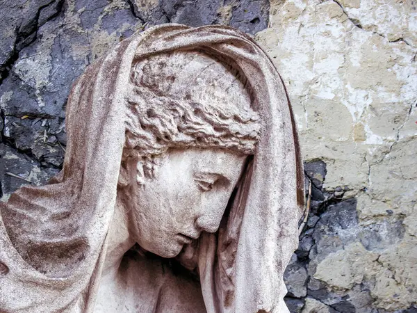 Aziz Meryem Ana heykeli