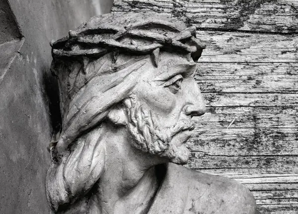 Yüce İsa çarmıhın altında. Tanrının ıstırabı ve ölümü