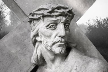 Yüce İsa çarmıhın altında. Tanrının ıstırabı ve ölümü