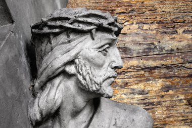 Yüce İsa çarmıhın altında. Tanrının ıstırabı ve ölümü