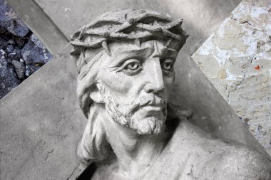 Yüce İsa çarmıhın altında. Tanrının ıstırabı ve ölümü