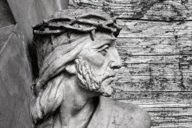 Yüce İsa çarmıhın altında. Tanrının ıstırabı ve ölümü