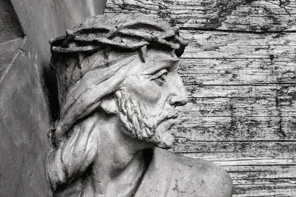 Yüce İsa çarmıhın altında. Tanrının ıstırabı ve ölümü