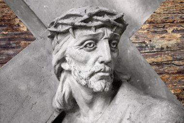 Yüce İsa çarmıhın altında. Tanrının ıstırabı ve ölümü