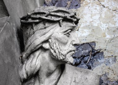 Yüce İsa çarmıhın altında. Tanrının ıstırabı ve ölümü