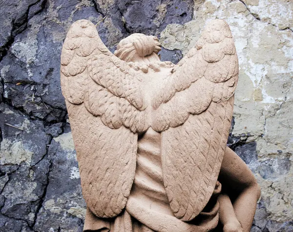 Büyük kanatları ile güzel melek. Koruyucu melek. Melek savior