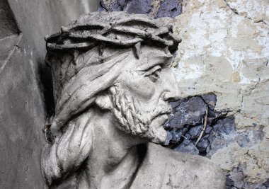 Yüce İsa çarmıhın altında. Tanrının ıstırabı ve ölümü