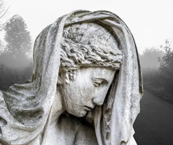 Aziz Meryem Ana heykeli