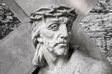 Yüce İsa çarmıhın altında. Tanrının ıstırabı ve ölümü