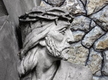 Yüce İsa çarmıhın altında. Tanrının ıstırabı ve ölümü