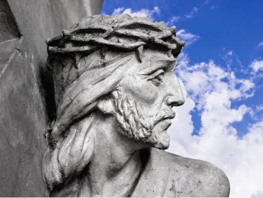 Yüce İsa çarmıhın altında. Tanrının ıstırabı ve ölümü