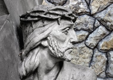 Yüce İsa çarmıhın altında. Tanrının ıstırabı ve ölümü