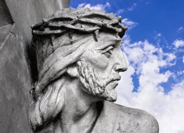 Yüce İsa çarmıhın altında. Tanrının ıstırabı ve ölümü