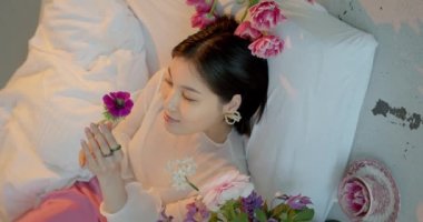 Genç, şirin Asyalı kadın dairede buket tutuyor. Yalnız.