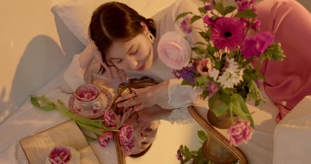 Νεαρή Χαριτωμένο Ασιατική Γυναίκα Κρατώντας Ένα Μπουκέτο Στο Διαμέρισμα — Αρχείο Βίντεο
