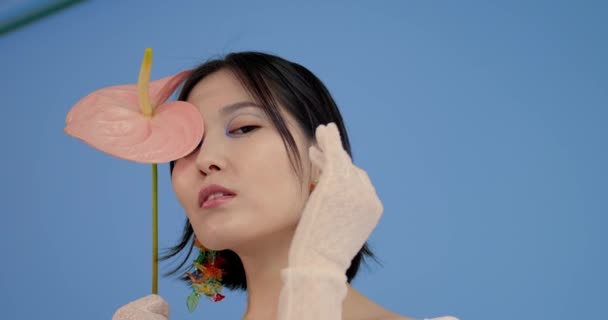 Νεαρή Χαριτωμένο Ασιατική Γυναίκα Κρατώντας Ένα Μπουκέτο Στο Διαμέρισμα — Αρχείο Βίντεο