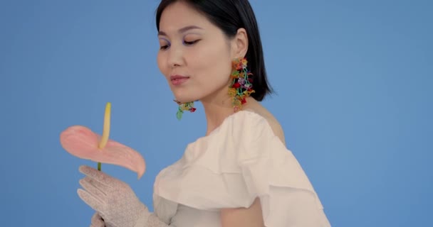 若いかわいいアジアの女性がアパートで花束を持っています — ストック動画