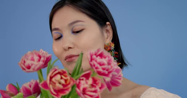 Ung Söt Asiatisk Kvinna Som Håller Bukett Lägenheten Alone — Stockvideo