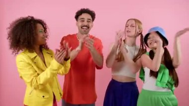 Şehir merdivenlerinde otururken cep telefonu kullanan çok ırklı bir grup genç arkadaş - farklı kültürlerden gelen mutlu gençler sosyal ağlardaki içeriği paylaşıyorlar - gençlik kavramı, sosyal konsept