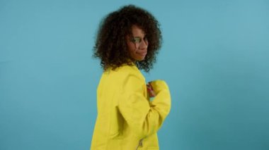 Şehir merdivenlerinde otururken cep telefonu kullanan çok ırklı bir grup genç arkadaş - farklı kültürlerden gelen mutlu gençler sosyal ağlardaki içeriği paylaşıyorlar - gençlik kavramı, sosyal konsept