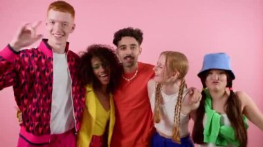 Şehir merdivenlerinde otururken cep telefonu kullanan çok ırklı bir grup genç arkadaş - farklı kültürlerden gelen mutlu gençler sosyal ağlardaki içeriği paylaşıyorlar - gençlik kavramı, sosyal konsept