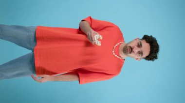 Şehir merdivenlerinde otururken cep telefonu kullanan çok ırklı bir grup genç arkadaş - farklı kültürlerden gelen mutlu gençler sosyal ağlardaki içeriği paylaşıyorlar - gençlik kavramı, sosyal konsept