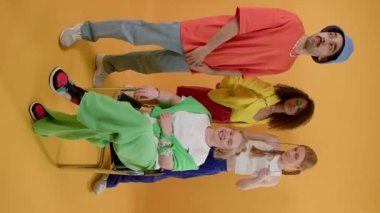 Şehir merdivenlerinde otururken cep telefonu kullanan çok ırklı bir grup genç arkadaş - farklı kültürlerden gelen mutlu gençler sosyal ağlardaki içeriği paylaşıyorlar - gençlik kavramı, sosyal konsept