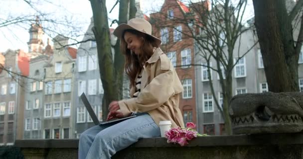 Симпатичная Привлекательная Женщина Идущая Помощью Телефона Городских Зданиях Смотрит Вокруг — стоковое видео