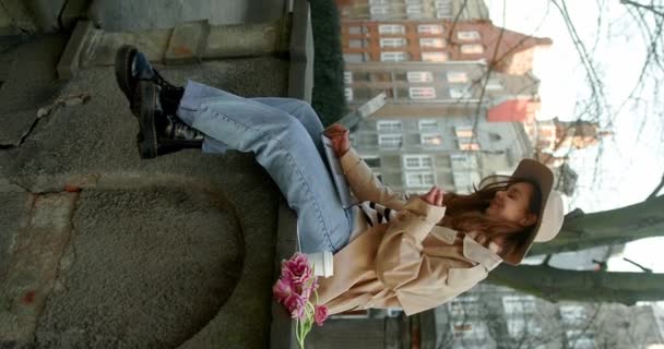 Şehir Binalarında Telefon Kullanırken Yürürken Sevimli Çekici Bir Kadın Etrafına — Stok video