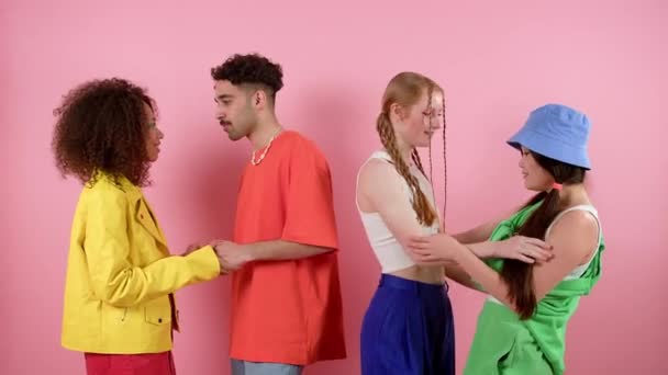Multiracial Gruppe Unge Venner Der Bruger Mobiltelefon Mens Sidder Bymæssige – Stock-video