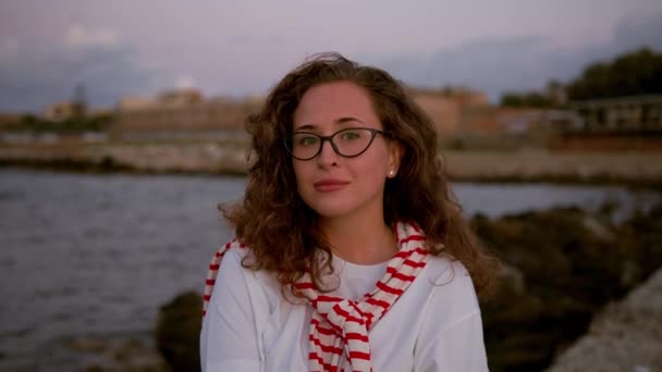美しい若いヨーロッパの女性の女の子が海で 自撮りや写真を撮る夕日 — ストック動画