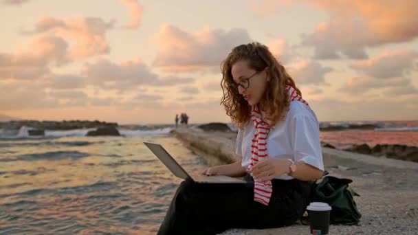 Young European Women Sea Working Laptop Sunset Background — Stock videók