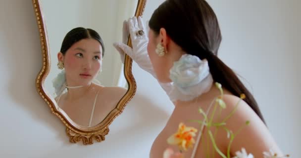 Beauty Young Chinese Women Apartment Flowers Sunny Day — Vídeo de Stock
