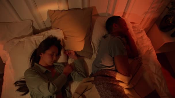 アジアの女性と黒人男性は騒々しいアパートのいびきで眠りに落ちようとしています 高品質4K映像 — ストック動画