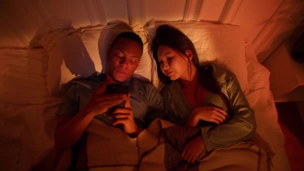Asian Woman Black Man Trying Fall Asleep Noisy Apartment Snoring — Stockvideo