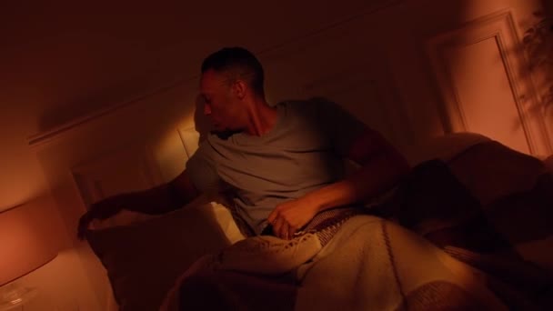 Insomnia Malam Pria Berkulit Gelap Lelah Terganggu Dengan Kecemasan Mencoba — Stok Video