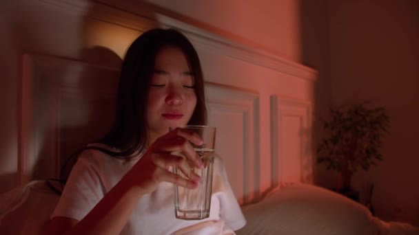 抑うつアジアの女は不眠症で寝られない — ストック動画