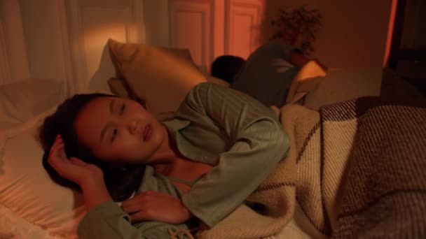 Asian Woman Black Man Trying Fall Asleep Noisy Apartment Snoring — 图库视频影像