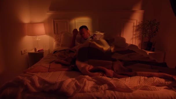 Schlaflosigkeit Nacht Dunkelhäutiger Kerl Müde Mit Angst Beim Versuch Sich — Stockvideo
