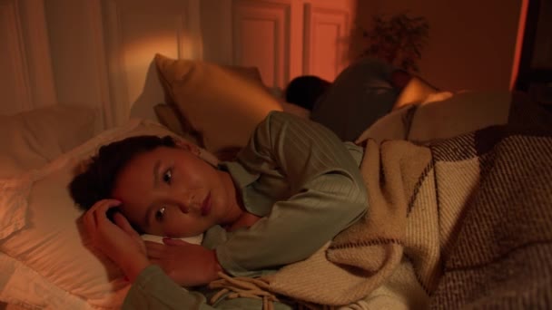 Asian Woman Black Man Trying Fall Asleep Noisy Apartment Snoring — Stockvideo