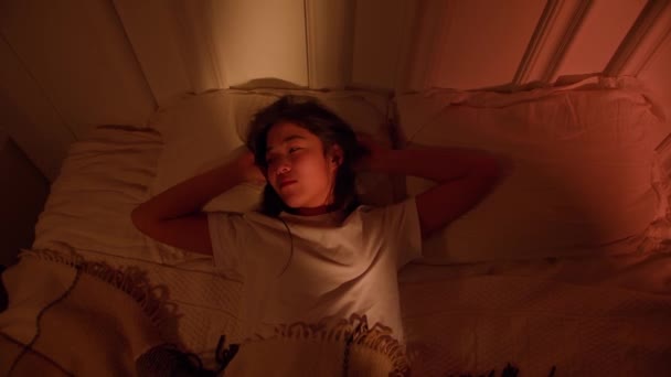 Deprimida Mulher Asiática Não Pode Dormir Insônia Sofrendo Insônia Deitada — Vídeo de Stock