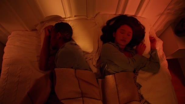亚洲女人和黑人男人正试图在吵吵嚷嚷的公寓里睡着 高质量的4K镜头 — 图库视频影像
