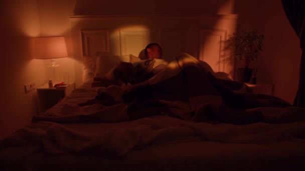 Schlaflosigkeit Nacht Dunkelhäutiger Kerl Müde Mit Angst Beim Versuch Sich — Stockvideo