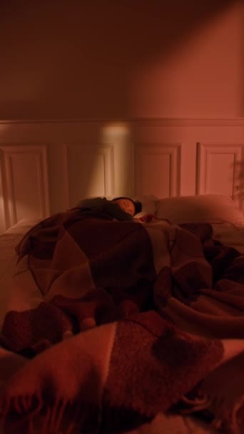 Καταθλιπτική Ασιάτισσα Δεν Μπορεί Κοιμηθεί Από Αϋπνία Ξαπλωμένη Στο Κρεβάτι — Αρχείο Βίντεο