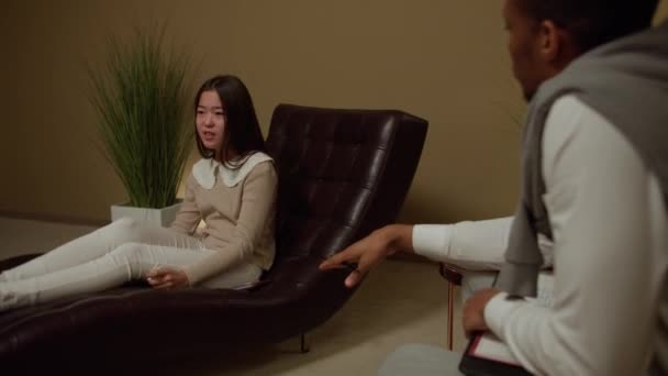 Menina Asiática Com Psicólogo Falando Problemas Mentais Durante Psicoterapia — Vídeo de Stock